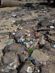 Déchets au débarcadère à Saint-Laurent du Maroni