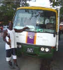 Un chauffeur guyanien du bus de Georgetown (Guyana) au Surinam