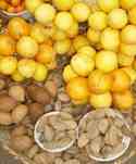 Noix du Brésil et Maracuja au Marché de Paramaribo, Suriname.