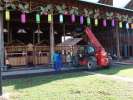 <strong>Marché de Noel</strong><br />Jeudi 8 décembre 2005.
A la demande de l'UCLAK, les élèves du Lycée Professionnel Elie Castor de Kourou installent, après les avoir construits, 20 chalets traditionnels en bois pour le Marché de Noël.