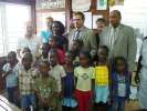 <strong>Photo de famille</strong><br />Vendredi 29 janvier 2010 : Le ministre de l'éducation, Luc Chatel, avec les deux classes de l'école Solange Patient du Village Saramaca de Kourou.
A l'issue de cette visite, le ministre aurait annoncé que les contrats des Intervenants en Langue Maternelle allaient transformés en CDI (une quarantaine sur le département). 