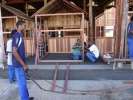 <strong>Marché de Noel</strong><br />Jeudi 8 décembre 2005.
A la demande de l'UCLAK, les élèves du Lycée Professionnel Elie Castor de Kourou installent, après les avoir construits, 20 chalets traditionnels en bois pour le Marché de Noël.