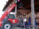 <strong>Marché de Noel</strong><br />Jeudi 8 décembre 2005.
A la demande de l'UCLAK, les élèves du Lycée Professionnel Elie Castor de Kourou installent, après les avoir construits, 20 chalets traditionnels en bois pour le Marché de Noël.