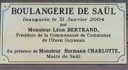 <strong>Saul</strong><br />Plaque commémorative de l'inauguration de la boulangerie-cafetaria de Saül, restée quasiment inutilisée. En août 2006, elle était toujours fermée. Elle aura pourtant coûté au contribuable la somme de 723 000 euros. 
Photo Alain Lavie, octobre 2004.