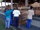 <strong>Marché de Noel</strong><br />Jeudi 8 décembre 2005.
A la demande de l'UCLAK, les élèves du Lycée Professionnel Elie Castor de Kourou installent, après les avoir construits, 20 chalets traditionnels en bois pour le Marché de Noël.