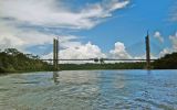 <strong>Bientôt de nouvelles routes...</strong><br />Liaison imminente du tablier du pont sur l'Oyapock. Photo Gilles Hardiviller (Starsclub Guyane), mai 2011.