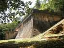 <strong>Le sentier de Montabo</strong><br />Non loin du tracé du sentier de Montabo, l’un des trois réservoirs d’eau potable de l’île de Cayenne, édifié en 1893 et toujours en service. Les autres réservoirs de ce type sont ceux de Cépérou et du Rorota. (photo Philippe Boré)