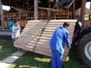 <strong>Marché de Noel</strong><br />Jeudi 8 décembre 2005.
A la demande de l'UCLAK, les élèves du Lycée Professionnel Elie Castor de Kourou installent, après les avoir construits, 20 chalets traditionnels en bois pour le Marché de Noël.