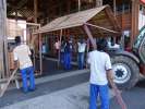 <strong>Marché de Noel</strong><br />Jeudi 8 décembre 2005.
A la demande de l'UCLAK, les élèves du Lycée Professionnel Elie Castor de Kourou installent, après les avoir construits, 20 chalets traditionnels en bois pour le Marché de Noël.